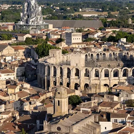 Entre Tour Luma Et Arenes